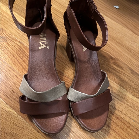MIA size 2 sandals - Picture 4 of 5